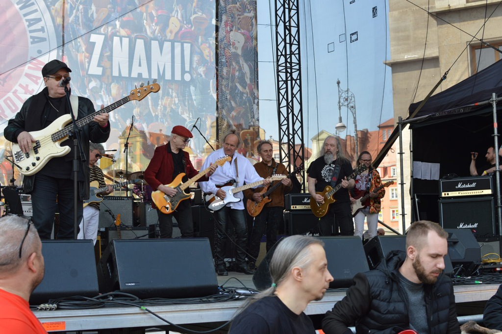 Jak bije się Gitarowy Rekord Świata, czyli zarejestrować 7 tysięcy gitarzystów w kilka godzin?